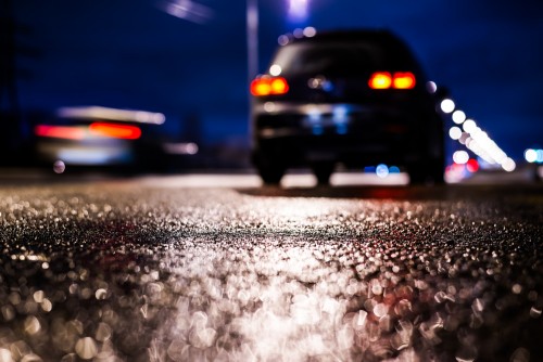 雨が降る街 走行中の車