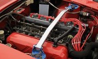 ストラットタワーバーとは?乗り心地への効果やデメリット、取り付け方法まで