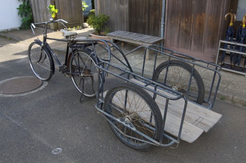 リアカーと自転車の画像