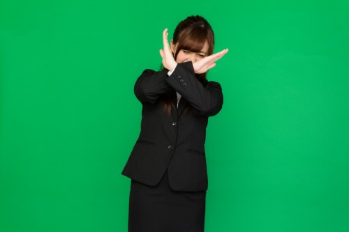 バツマークをする女性 ダメ NG