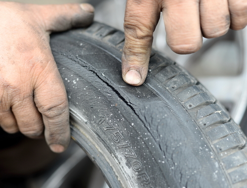 タイヤひび割れは危険 ひび割れの原因と補修 防止方法まとめ Moby モビー
