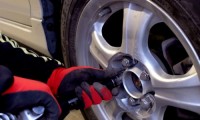 車のタイヤ交換方法の手順や必要な工具について|ジャッキを使えば自分で出来る