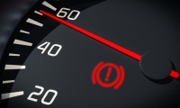 車のビックリマークが点灯!ブレーキ警告灯が消えない時の対処法!