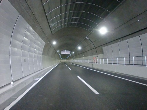 追い越し可能なトンネル