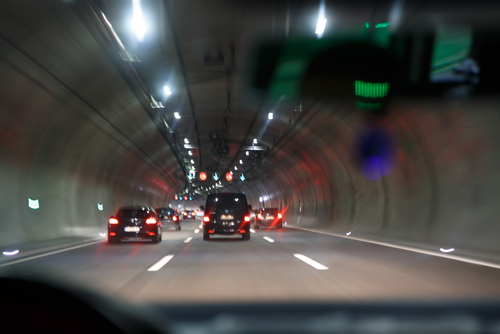 トンネル内追い越しは違法 原則禁止の理由や追い越し可能な条件とは Moby モビー