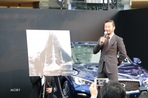 「SKYLINE TIMELINE」発表会に登壇する浅野忠信