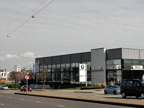BMW ディーラー