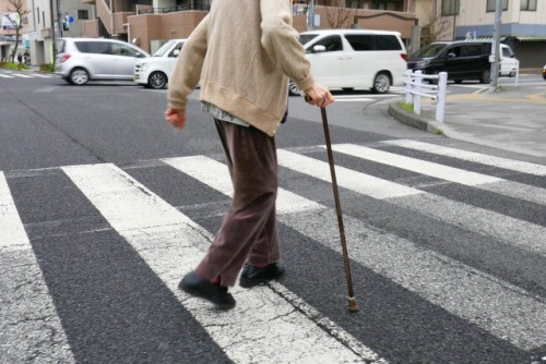 横断歩道を渡る高齢者