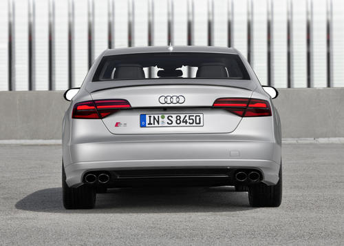アウディ S8
