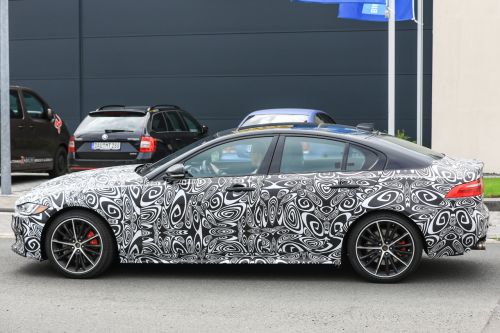 ジャガー XE SVR スクープ