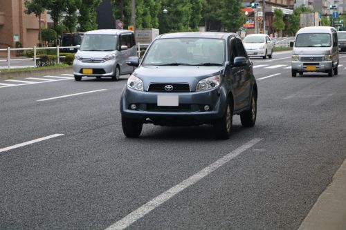 走る車