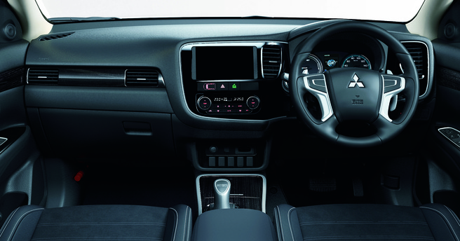 三菱 アウトランダーPHEV 2015 内装インパネ