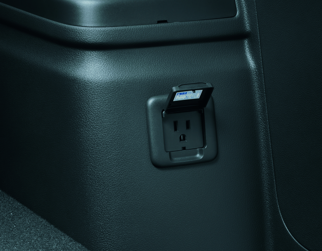 三菱 アウトランダーPHEV 2015_100V AC_ラゲッジルーム運転席側