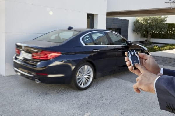 BMW 5シリーズ ラグジュアリー セダン リモート・コントロール・パーキング