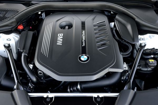 BMW 5シリーズ ラグジュアリー セダン エンジン 2016