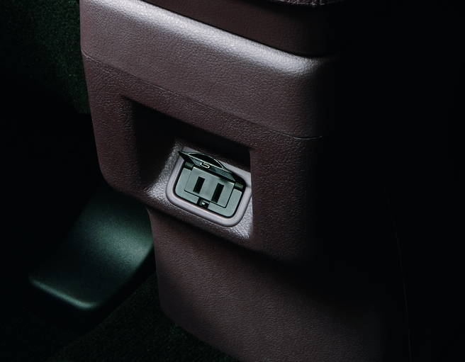 三菱 アウトランダーPHEV 2015_100V AC_フロアコンソール