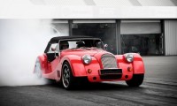 【モーガン】木製フレームを採用するイギリスの名車の歴史と現行モデルまとめ