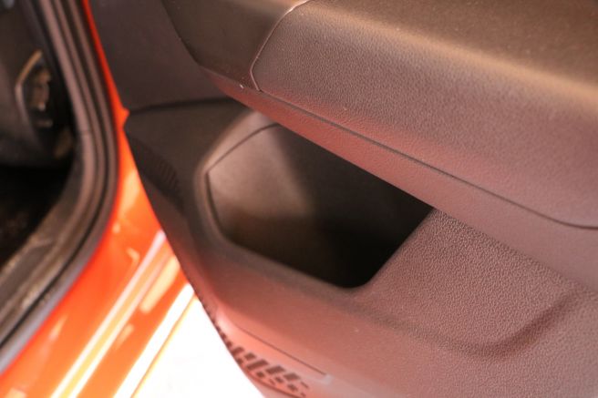 新型ポロのリアドア収納