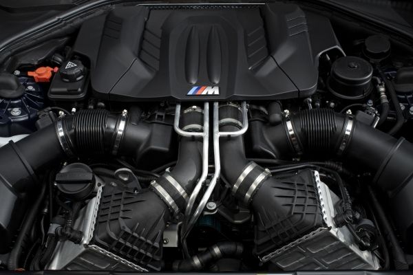 BMW M6 エンジンルーム
