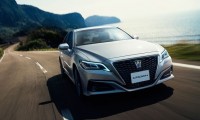 【トヨタ新型クラウン vs ジャガー XE】国産対イギリス車セダンを徹底比較