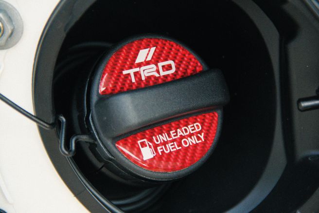 新型カローラスポーツ TRD フューエルキャップガーニッシュ