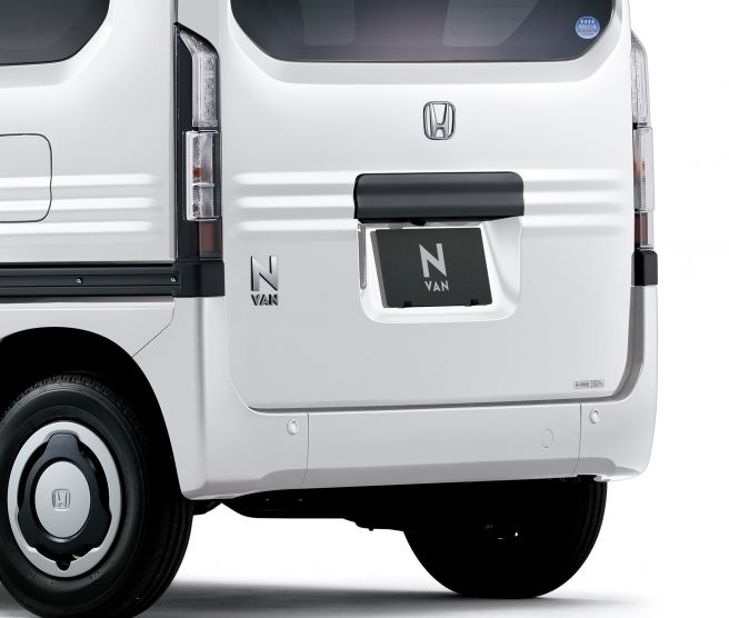 ホンダ N-VAN リアライセンスガーニッシュ ブラック