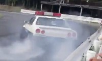 『緊急車両通りま〜す!』パトカーになりきるスカイラインER34がドリフト!