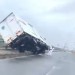 【台風やばすぎ】関西でトラックが転倒するほどの強風が発生中!車の運転時は注意!