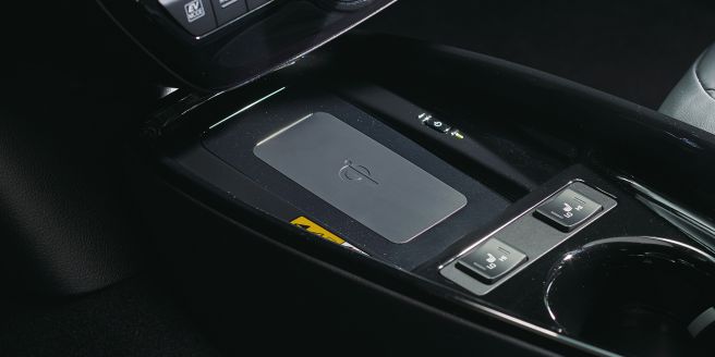 トヨタ 新型プリウス おくだけ充電