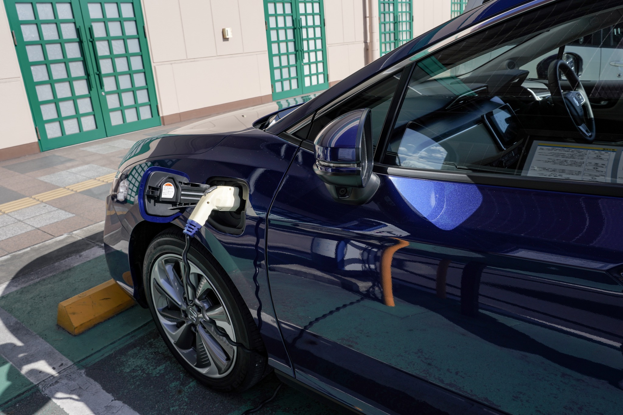 充電スタンドで充電中のホンダ クラリティ PHEV