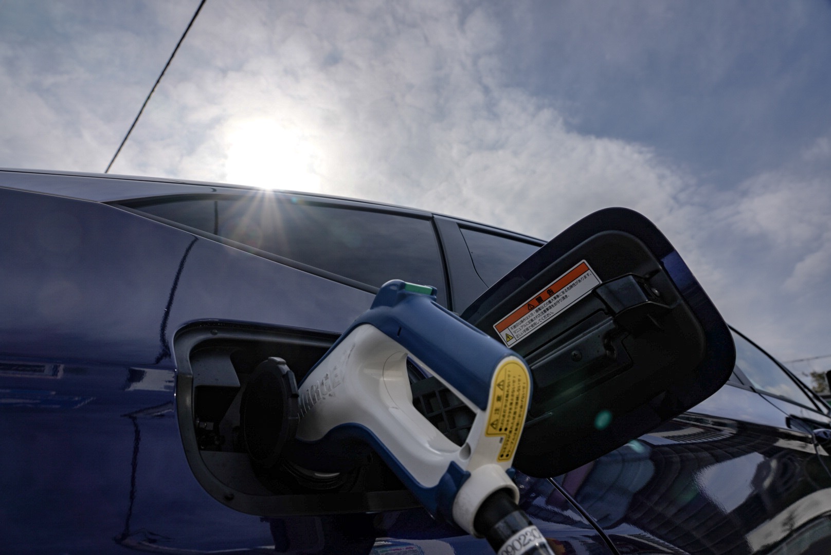 急速充電スタンドで充電中のホンダ クラリティPHEV