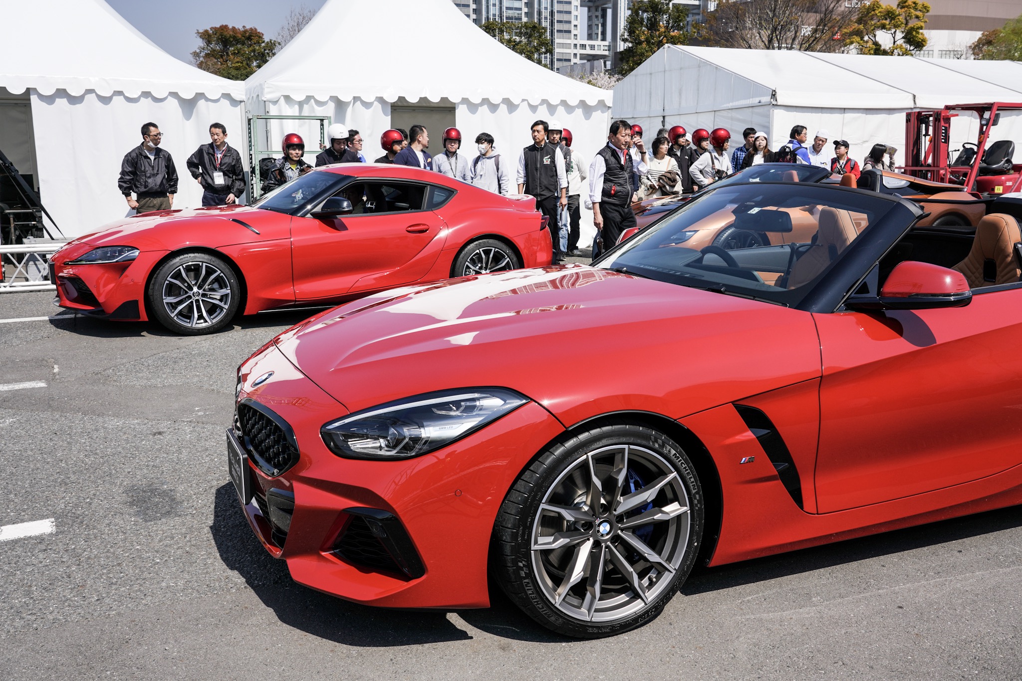 新型トヨタ スープラ BMW Z4が並ぶ(モータスポーツジャパン2019にて)