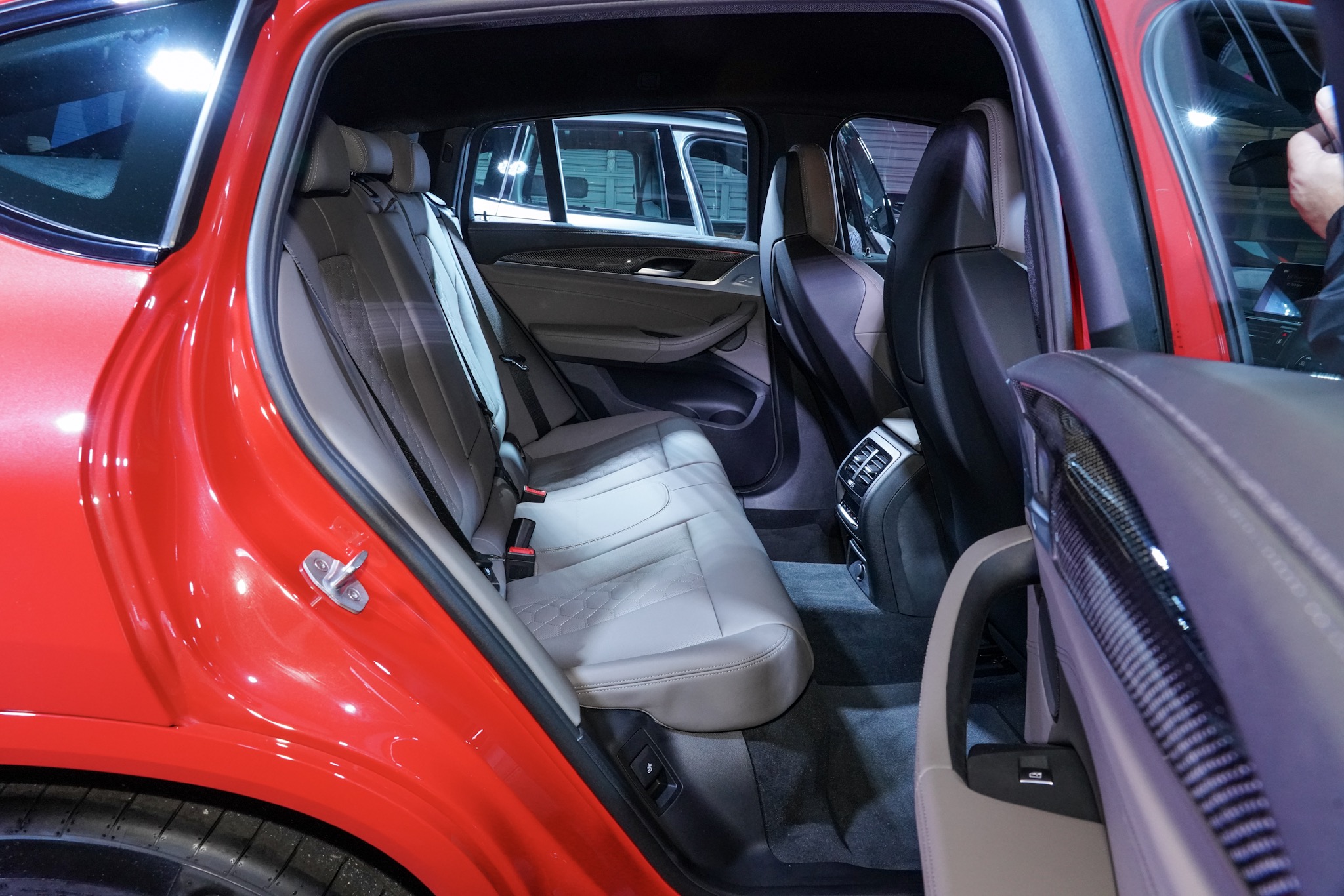 BMW X4 M コンペティション 後部座席