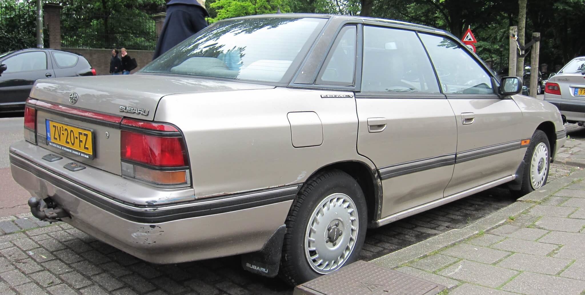Subaru_Legacy_Sedan_rear_side_01