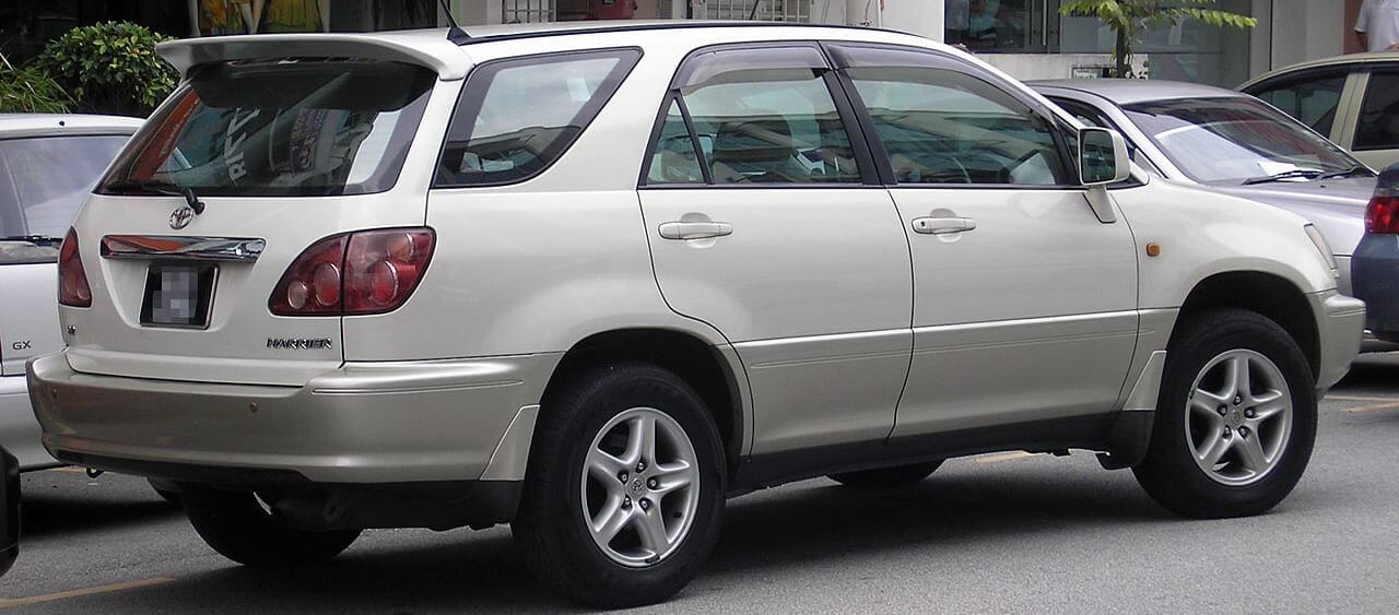 Toyota_harrier_GF-SXU10W_rear_side