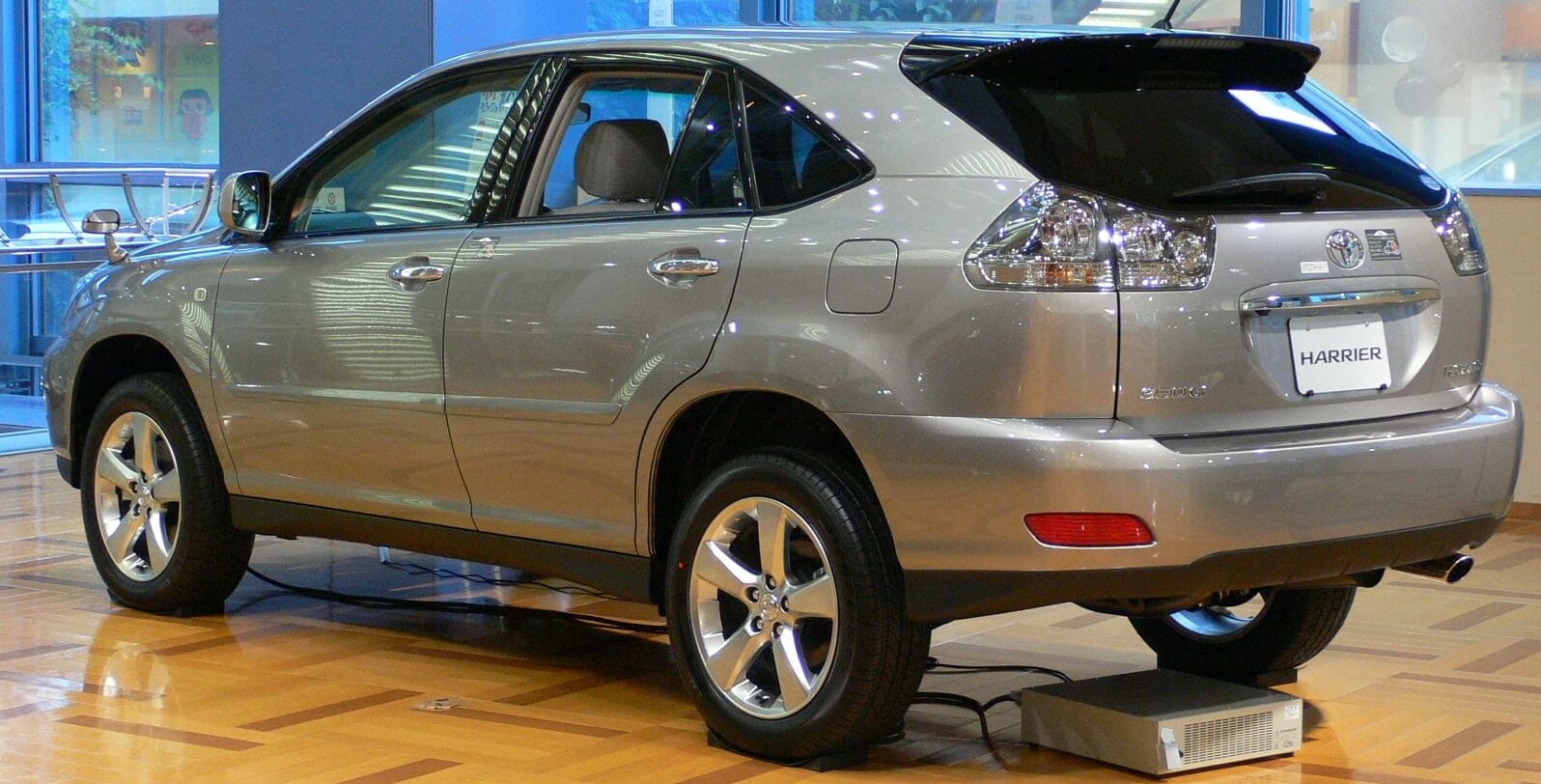 Toyota_harrier_UA-ACU30W_rear_side